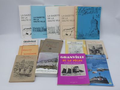 plusieurs livres sont empilés sur une surface blanche