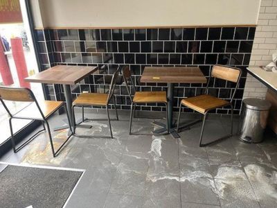 - 2 tables en stratifié foncé piétement métal - 4 chaises la…