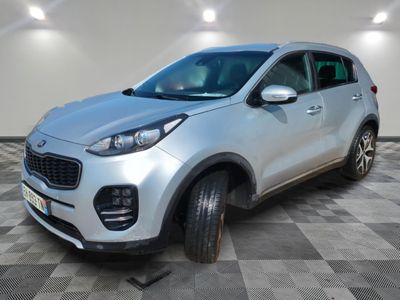 une voiture argentée garée dans une pièce au sol en damier
