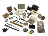beaucoup d'objets anciens qui se trouvent sur la table