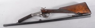 un vieux pistolet posé sur une table