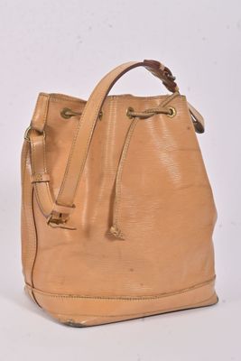 Louis VUITTON - "Noé" Sac seau en cuir épi camel, fermoir à …