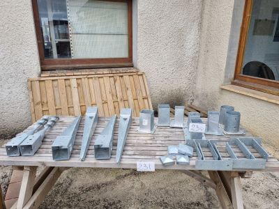 une table en bois sur laquelle se trouvent de nombreux objets en métal