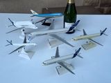 une bouteille de champagne à côté d'un lot de maquettes d'avions