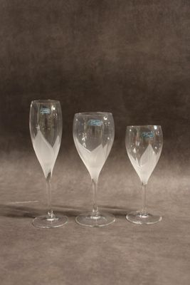 trois verres à vin posés sur une table