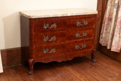 une commode en marbre dans le coin d'une pièce