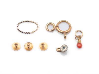 une photo d'une collection de bijoux posés sur une surface blanche