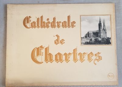 un vieux livre avec, au milieu, l'image d'une cathédrale