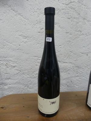 deux bouteilles de vin posées sur une table l'une à côté de l'autre