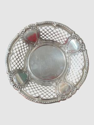 un plateau en argent avec un miroir au milieu