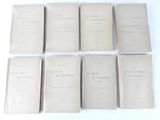 six livres sont empilés sur une surface blanche