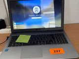 un ordinateur portable posé sur un bureau, avec une étiquette de prix dessus