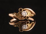 deux bagues en or serties de diamants sur un fond noir