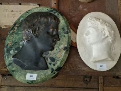 une statue représentant un homme et un buste représentant une femme posés sur une table