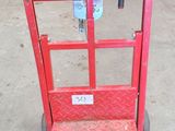 un diable rouge qui se trouve dans un garage