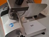 une machine posée sur un comptoir