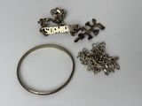 une bague, un bracelet et d'autres objets posés sur une table