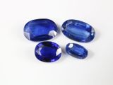 trois saphirs bleus sur un fond blanc