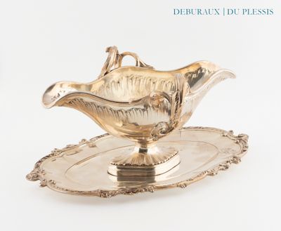 une assiette en argent sur laquelle est posée une soucoupe en argent