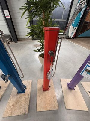 quatre types de skis différents exposés dans un magasin