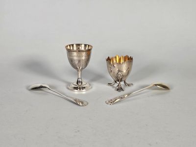 deux tasses et cuillères en argent posées l'une à côté de l'autre sur une table