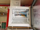un réfrigérateur ouvert avec beaucoup de nourriture à l'intérieur