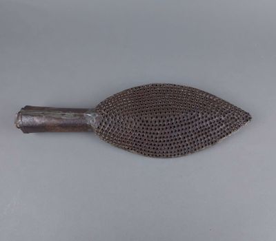 gros plan d'un objet métallique sur une surface blanche