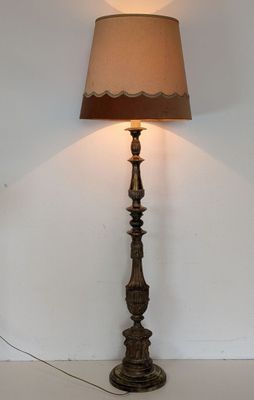 une lampe posée sur une table et munie d'un abat-jour