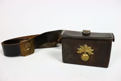 une petite boîte en bois munie d'une boucle métallique