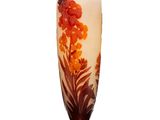 un vase orné d'un motif floral, posé sur un socle