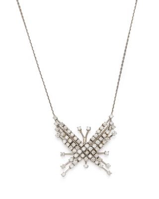 un collier en or blanc et diamants sur fond blanc