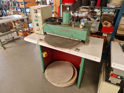 a machine that is sitting on a table in a room