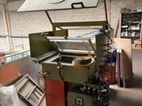 une machine qui se trouve à l'intérieur d'un bâtiment