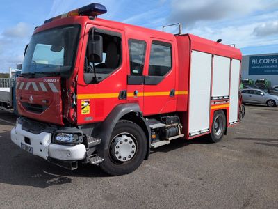 un camion de pompiers rouge garé sur un parking