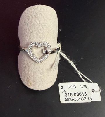 une bague ornée d'un cœur, posée sur un rouleau de fil