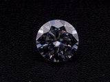 gros plan d'un diamant sur une surface noire