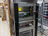 une photo d'un four professionnel dans un magasin