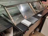 un comptoir sur lequel sont disposés de nombreux plats
