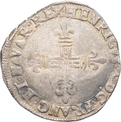 Gros plan sur une pièce d'argent ornée d'une couronne