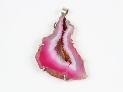 Pendentif en tranche d'agate druzy violette sur fond blanc
