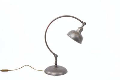 une image d'une lampe de bureau sur fond blanc