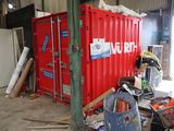 un bac rouge posé au milieu d'une pièce