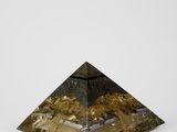 une petite pyramide surmontée d'une feuille d'or