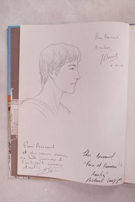dessin au stylo représentant le profil d'une femme dans un livre
