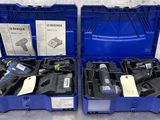 deux boîtes bleues contenant des outils, posées sur une table