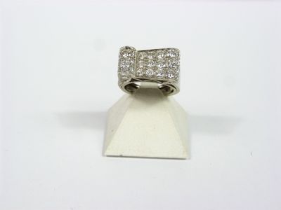 une image d'une bague en diamant sur une surface blanche