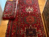 deux tapis posés à même le sol dans une pièce au parquet