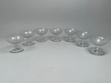 six verres à pied en verre transparent empilés les uns sur les autres sur une table