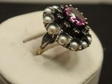 une image représentant une bague posée sur une boîte blanche