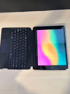 deux ordinateurs portables posés l'un à côté de l'autre sur une table